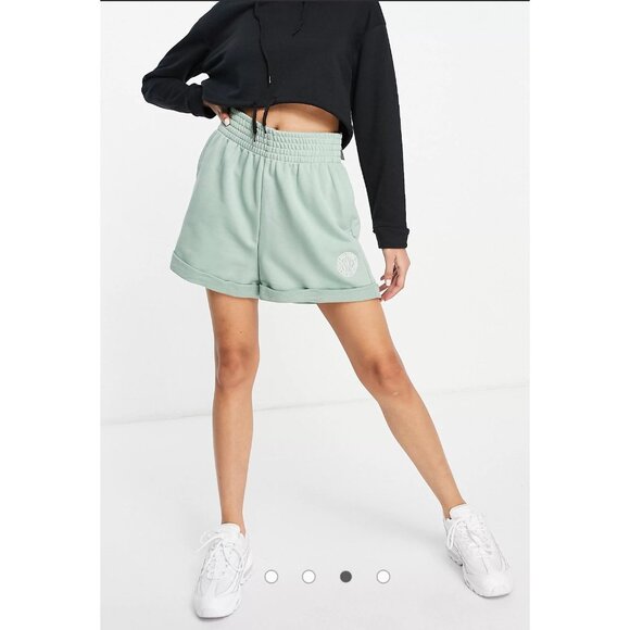 Nike‎ NSW Fleece Tech Shorts Green Women S Standard Fit Roll Up Pockets DN4956 - Picture 3 of 13